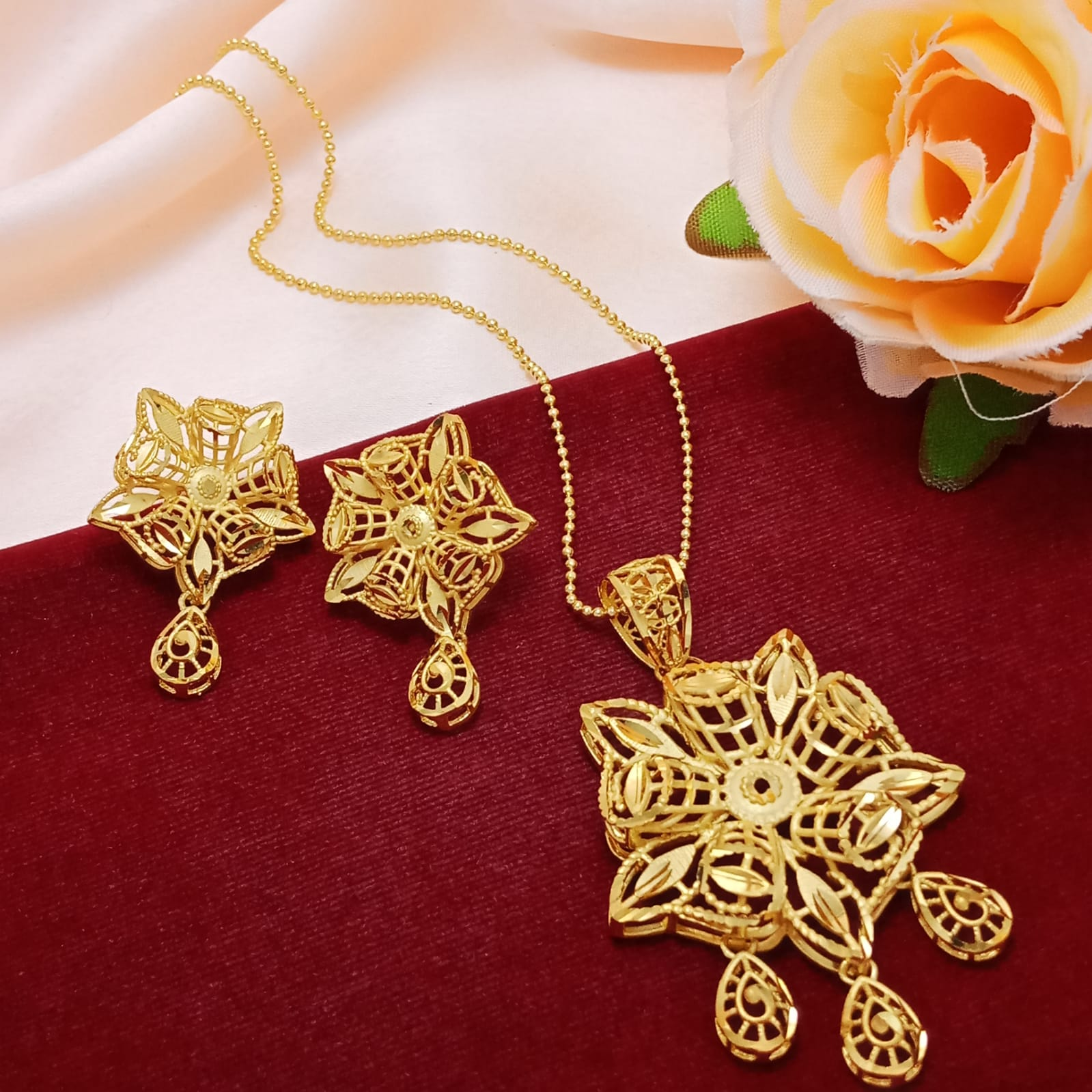 Gold necklace2