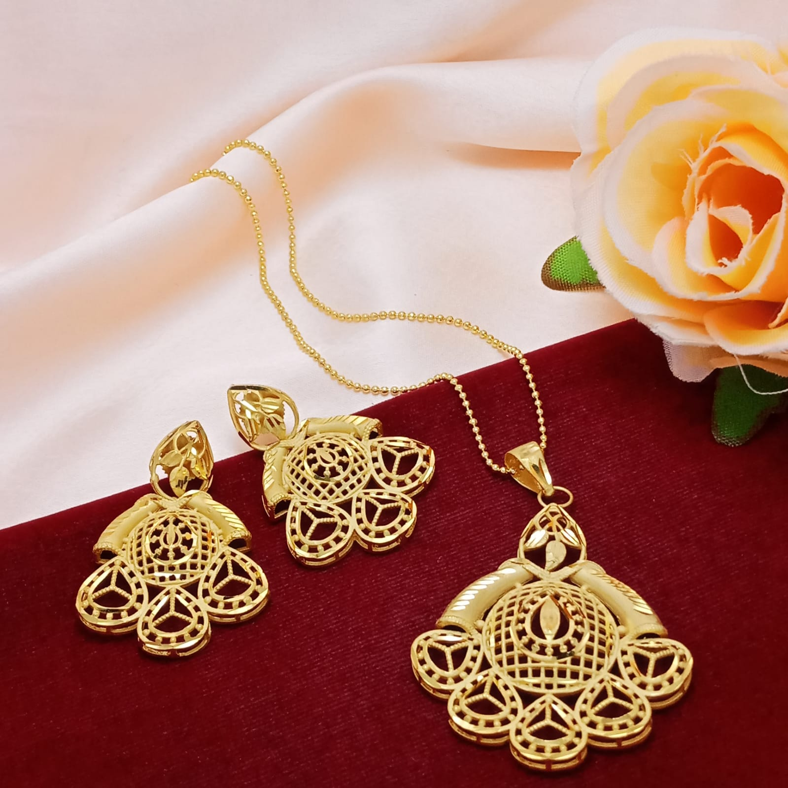 Gold necklace1